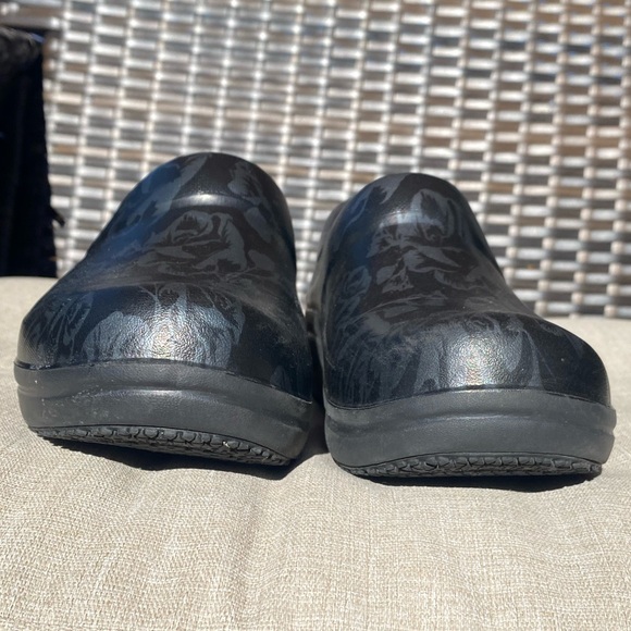 Crocs Neria Pro II Women's Clogs Black Graphic Metallic Floral Rose Nurse Size 9 - Picture 6 of 12